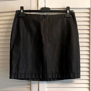 Free People black vegan leather mini skirt size 6 EUC